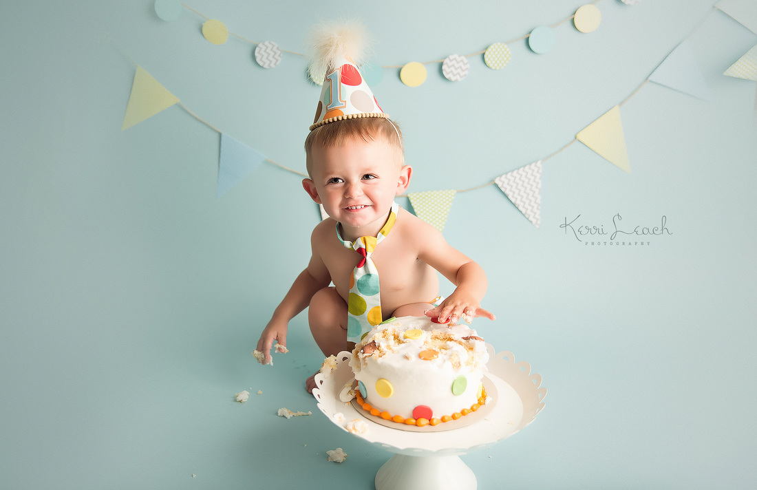 KERRI LEACH PHOTOGRAPHY-1 YEAR SESSION-1 YEAR SESSION PHOTO IDEAS-EVANSVILLE IN PHOTOGRAPHER-CAKE SMASH SESSION