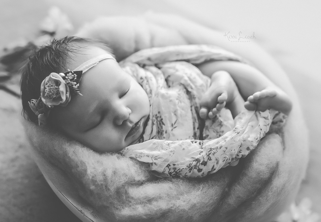 Vintage quilt props | Newborn session Evansville, IN | Newborn photographer Newburgh, IN | Indiana newborn photographer | Newborn pose ideas 
