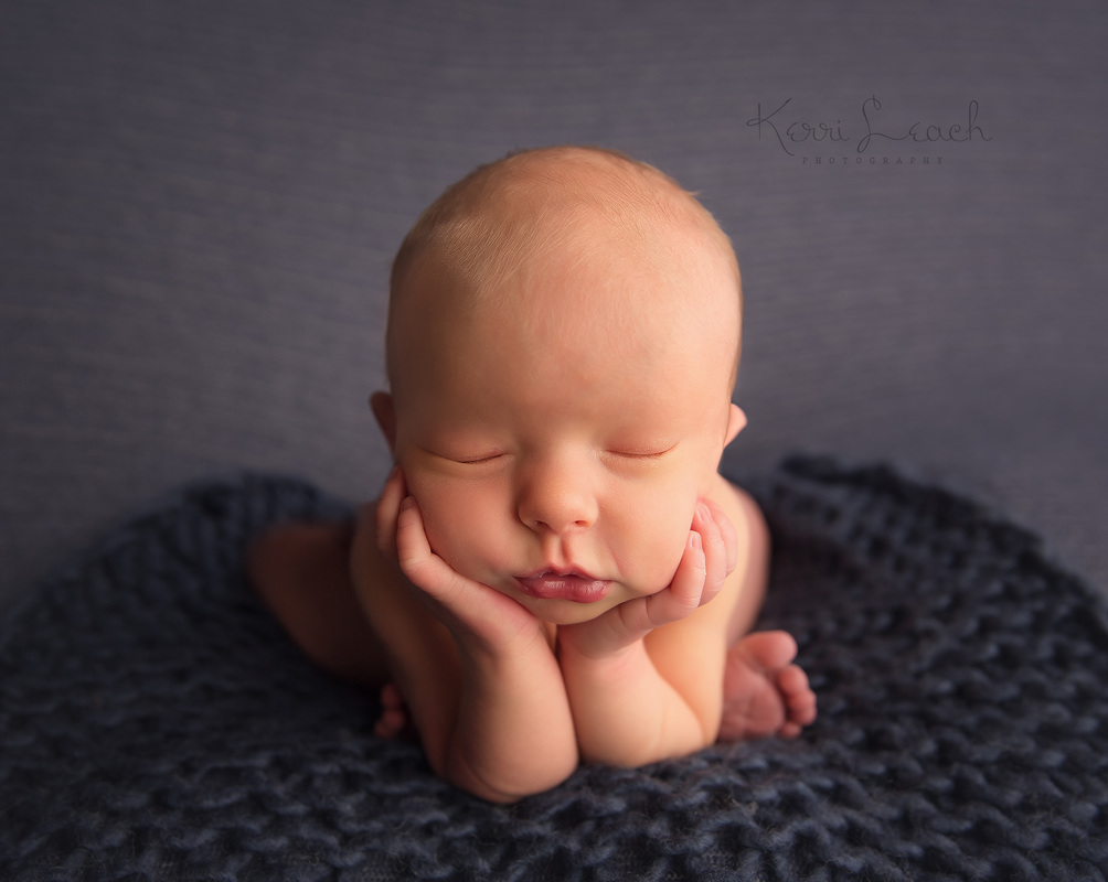 Kerri Leach Photography-Evansville IN newborn photographer-Newborn Photographer Evansville-Froggy pose