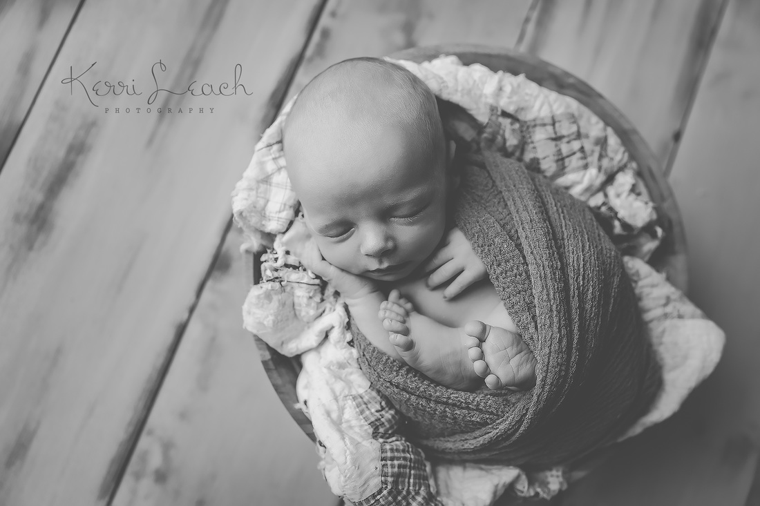 Kerri Leach Photography-Evansville IN newborn photographer-Newborn Photographer Evansville-newborn pose flow-newborn wrapping