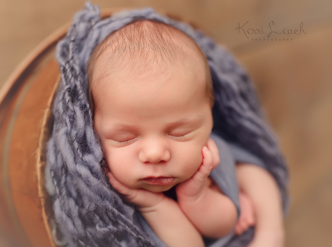 Evansville, IN newborn photographer | Newburgh, IN newborn photographer | Newborn photographer southern Indiana | Newborn poses | Kerri Leach Photography | Newborn bucket pose