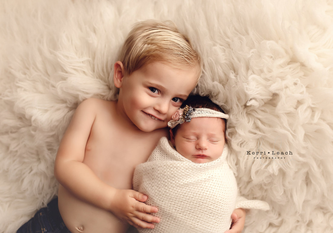 Newborn sibling posing | Newborn photographer Newburgh, IN