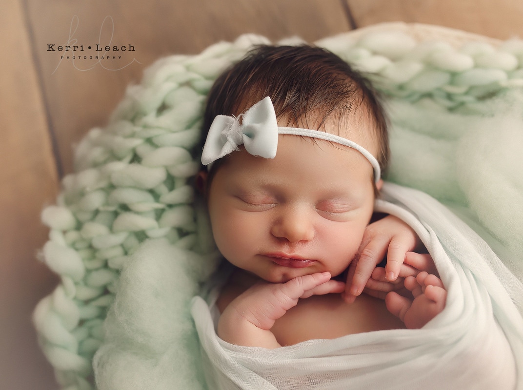 Newborn prop posing | Newborn mentoring | Newborn poses | Newborn pose ideas | Newborn photography | Kerri Leach Photography | Newborns