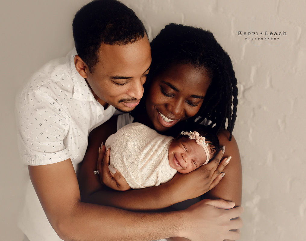 Newborn family poses | Newborn photographer Evansville, IN | Photography studio in Newburgh, Indiana | Indiana newborn photographer | Newborn smiles | Newborn photography ideas