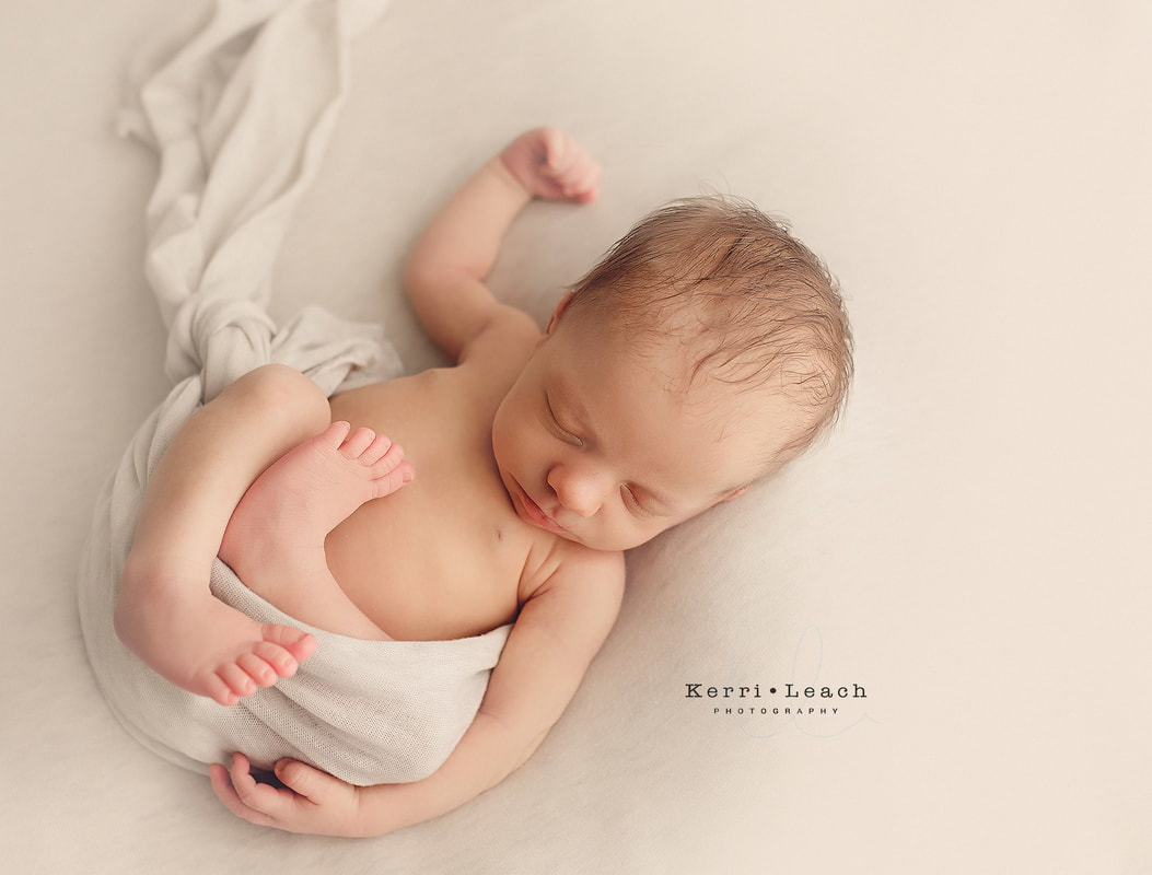 Kerri Leach Photography | Newborn bean bag posing | Newborn posing | Newborn photographer Evansville, IN | Newborn session mentoring | Indiana photographer