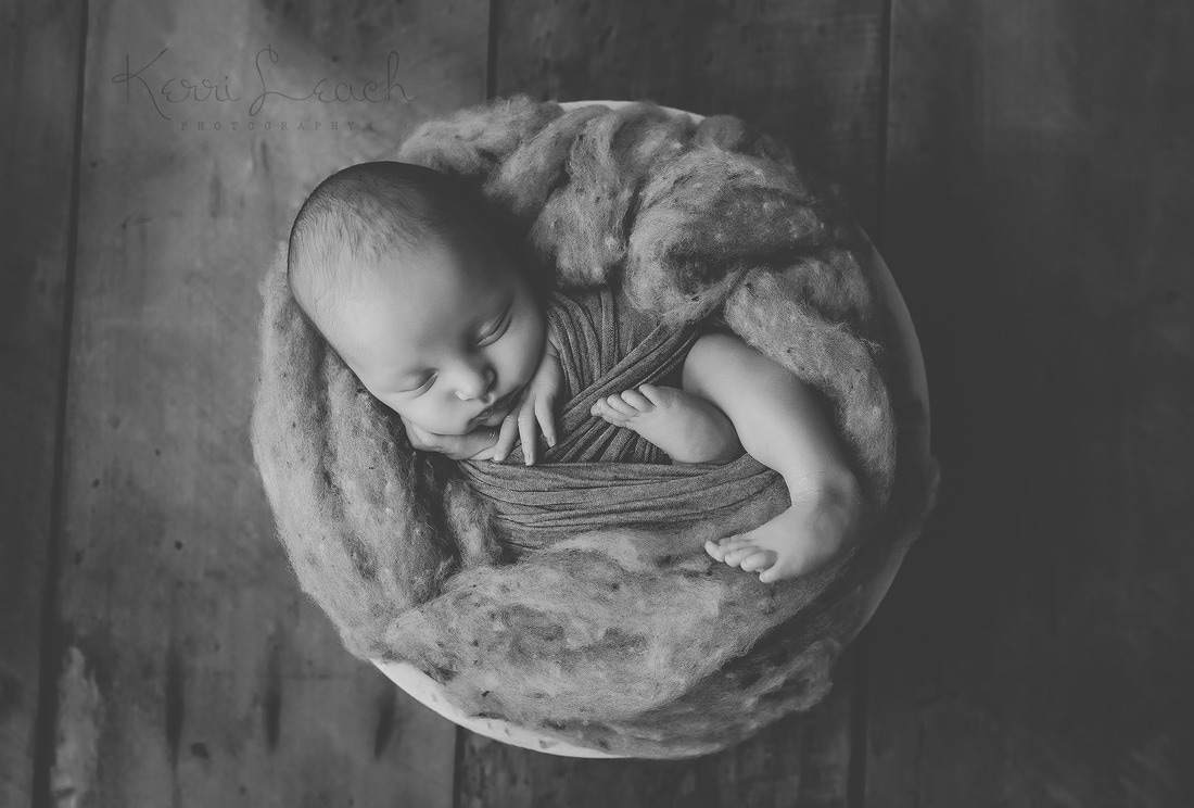 Newborn session Newburgh, IN | Newborn photographer Evansville, IN | Newborn poses | Newborn photography studio Newburgh, IN