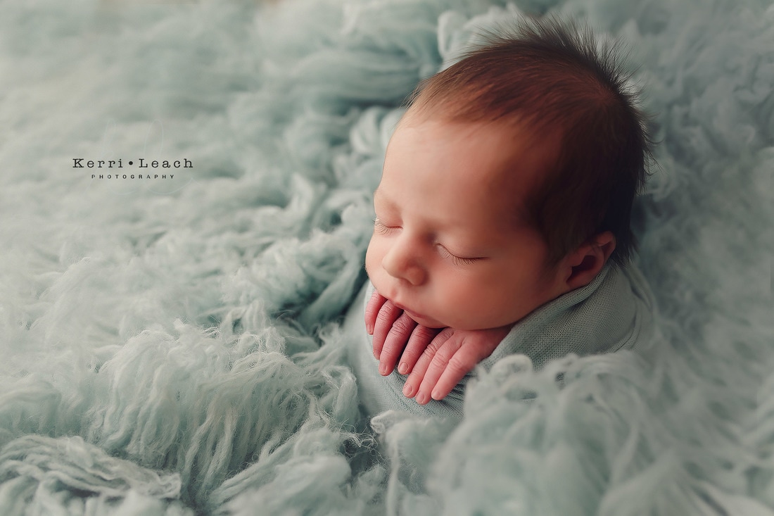 Kerri Leach Photography | Newborn session | Newborn posing ideas | Newborn photographer Indiana | Evansville, IN newborn photographer | Newborn session lighting | Potato sack pose