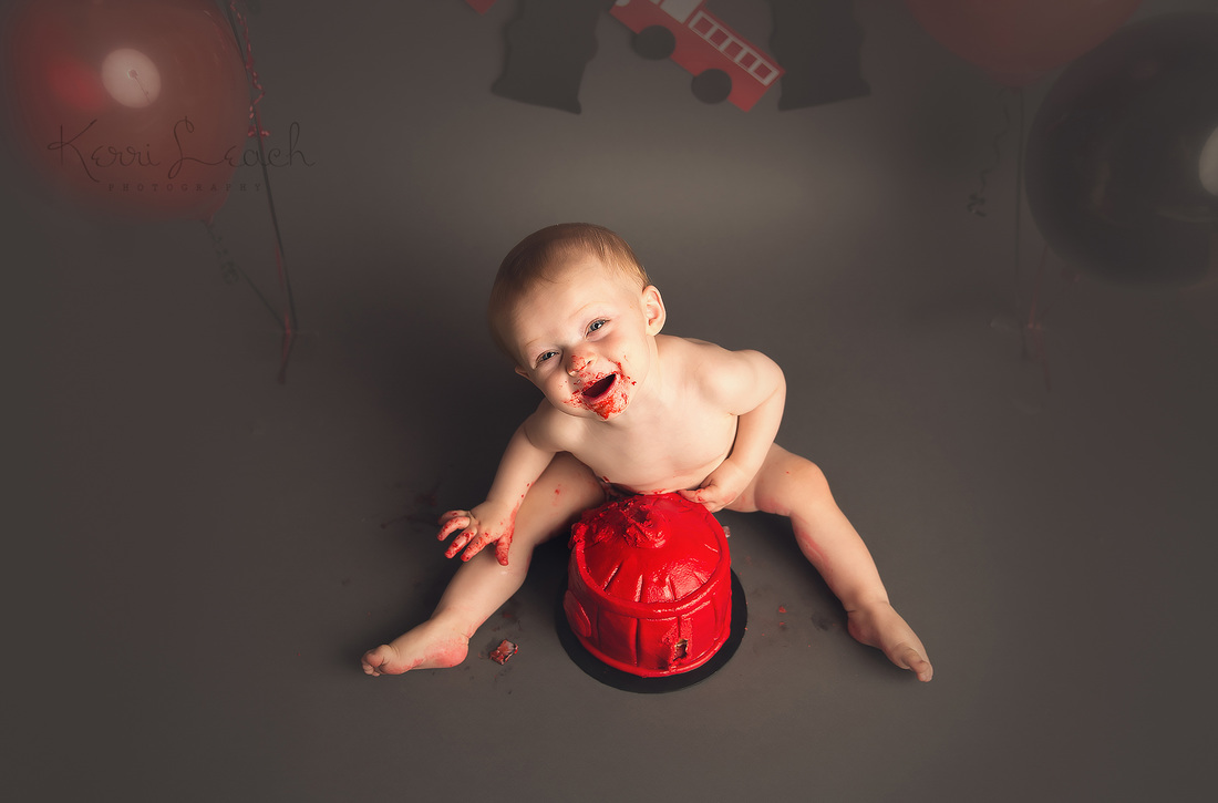 Kerri Leach Photography-Evansville newborn, child and family photographer-Evansville IN photographer-Milestone session-1st birthday smash session
