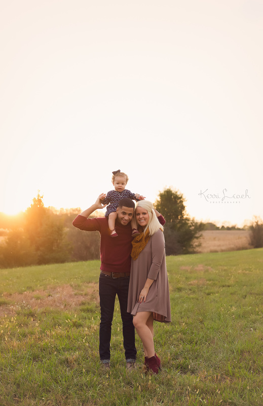 Pregnancy announcement-Family session outdoor-Evansville IN newborn photographer-Evansville IN family photographer