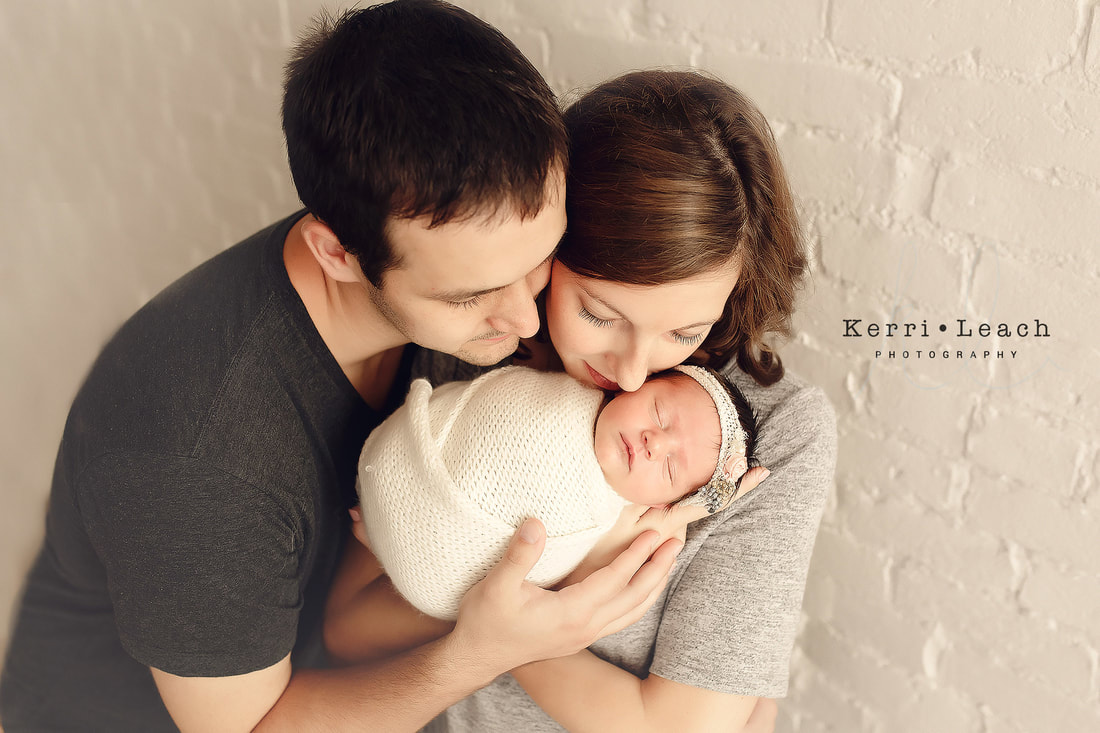 Newborn parent posing | Evansville, IN newborn photographer | Indiana newborn photographer