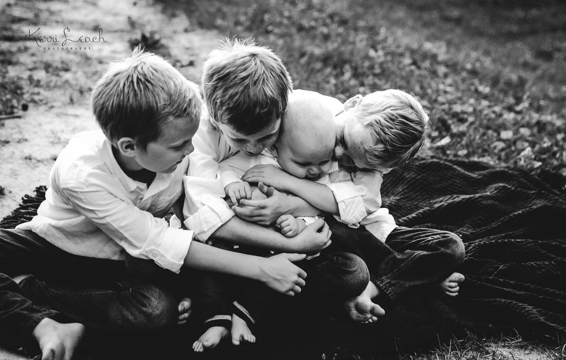 KERRI LEACH PHOTOGRAPHY-SIBLING POSE IDEAS-CHILD PHOTOGRAPHY-BROTHER POSES
