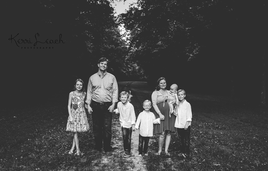 KERRI LEACH PHOTOGRAPHY-EVANSVILLE IN FAMILY PHOTOGRAPHER-FAMILY SESSION IDEAS-FAMILY POSING